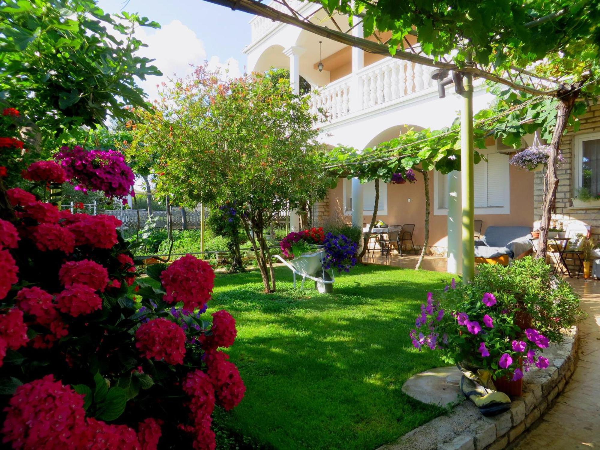 Beach Apartments Roza - The Garden Apartment Biograd Na Moru Dış mekan fotoğraf
